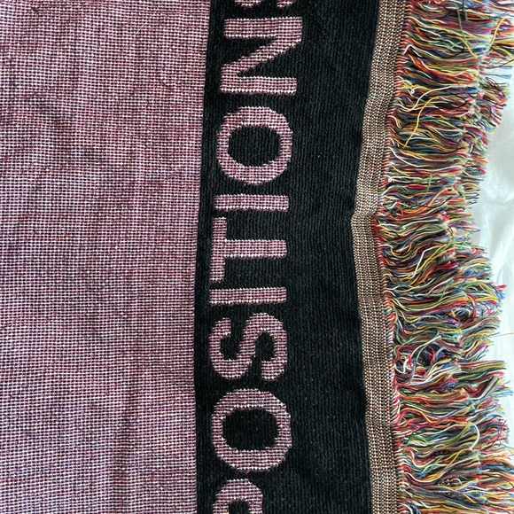 Ariana grande positions blanket! - Picture 4 of 7